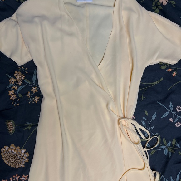Aritzia pale yellow wrap dress - Picture 3 of 3
